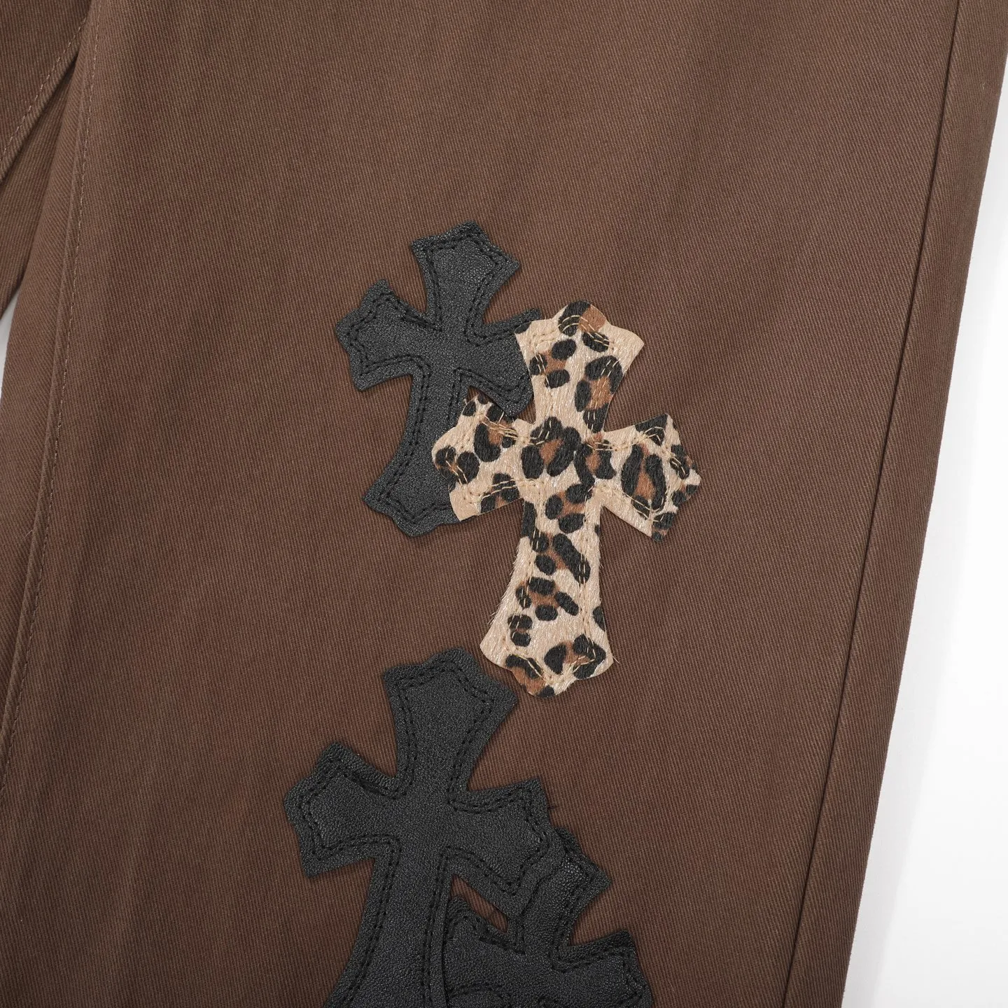 P260 Chrome Hearts/Chrome Hearts leopard print checkerboard horsehair cross patch leather jeans - Full of exploring the ultimate in fashion, Chrome Hearts' new Chrome Hearts pants cleverly integrate camouflage cross, checkerboard horsehair cross and other elements to break the traditional boundaries. The clever fusion of Mattyboy’s same style, overalls and khaki jeans brings endless matching inspiration to fashionistas.  This pair of Croxin overalls not only presents a unique retro style, but also combines comfort and sophistication with its wide-leg, loose design. The mid-high waist design matches a lazy and casual style, which not only makes the legs longer but also maintains a casual feel, it is a must-have fashion choice for trendy men and trendy women.  Brown overalls are unique in leather matching and color selection, making them the leader among overalls. Chrome Hearts' khaki cross chino casual pants have a prince-like aristocratic feel. The pants have 40 panels of leather and full texture. The W34 size is perfectly presented and has become the focus of the forefront of fashion. Whether it's for daily wear or a trendy try, these pants can bring you an excellent fashion experience.  Color: brown Size: 28 30 32 34 corresponding size s-xl